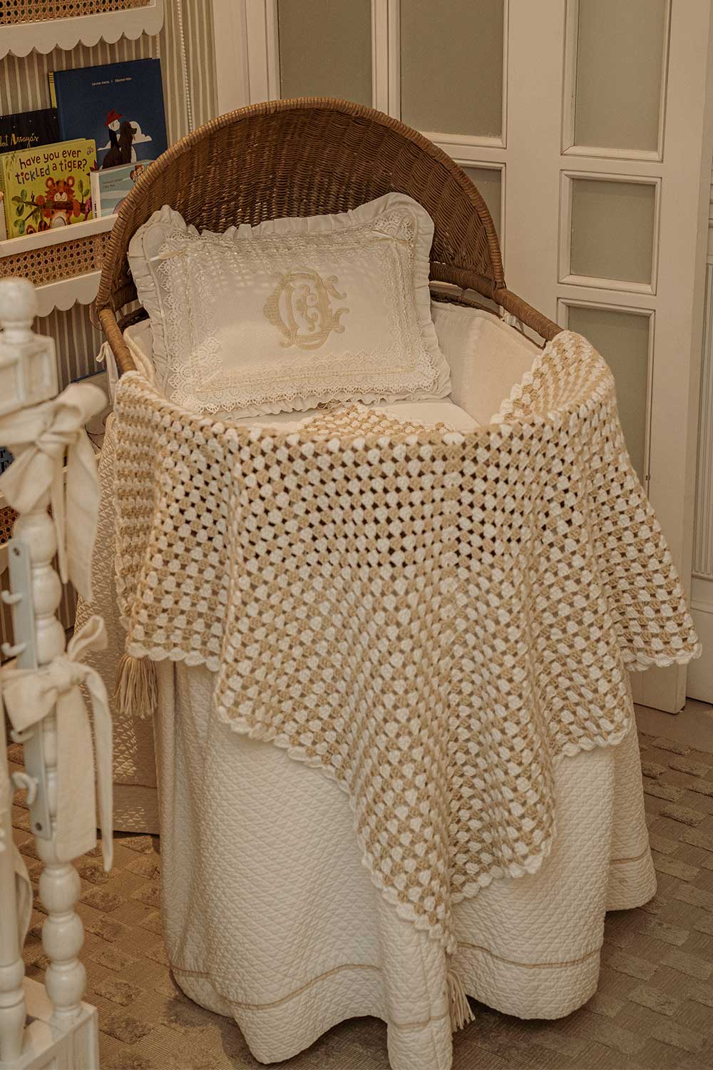 Toquilla Tejida Beige Con Blanco
