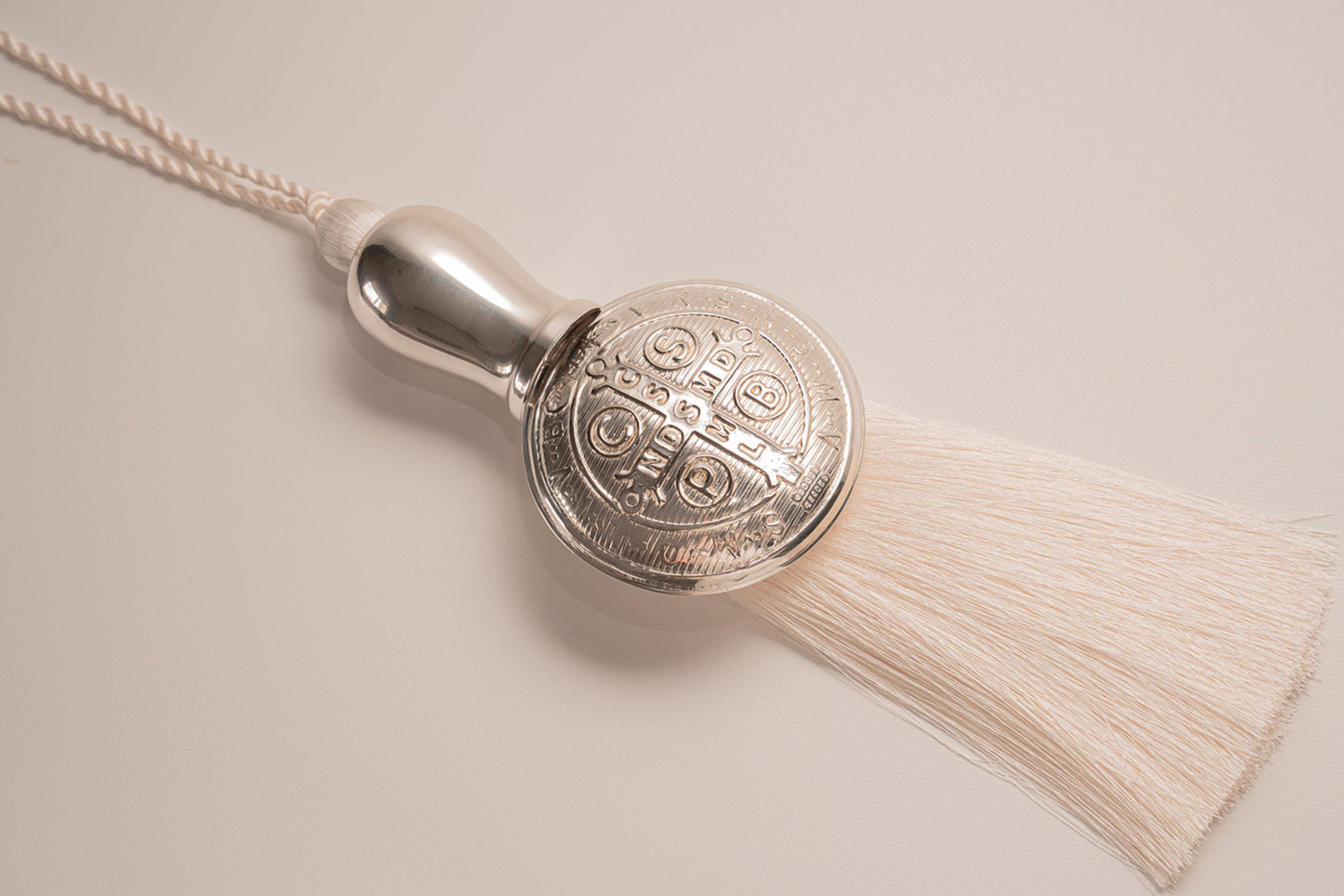Medalla Religiosa Con Pompom Plateada De La Virgen De Guadalupe