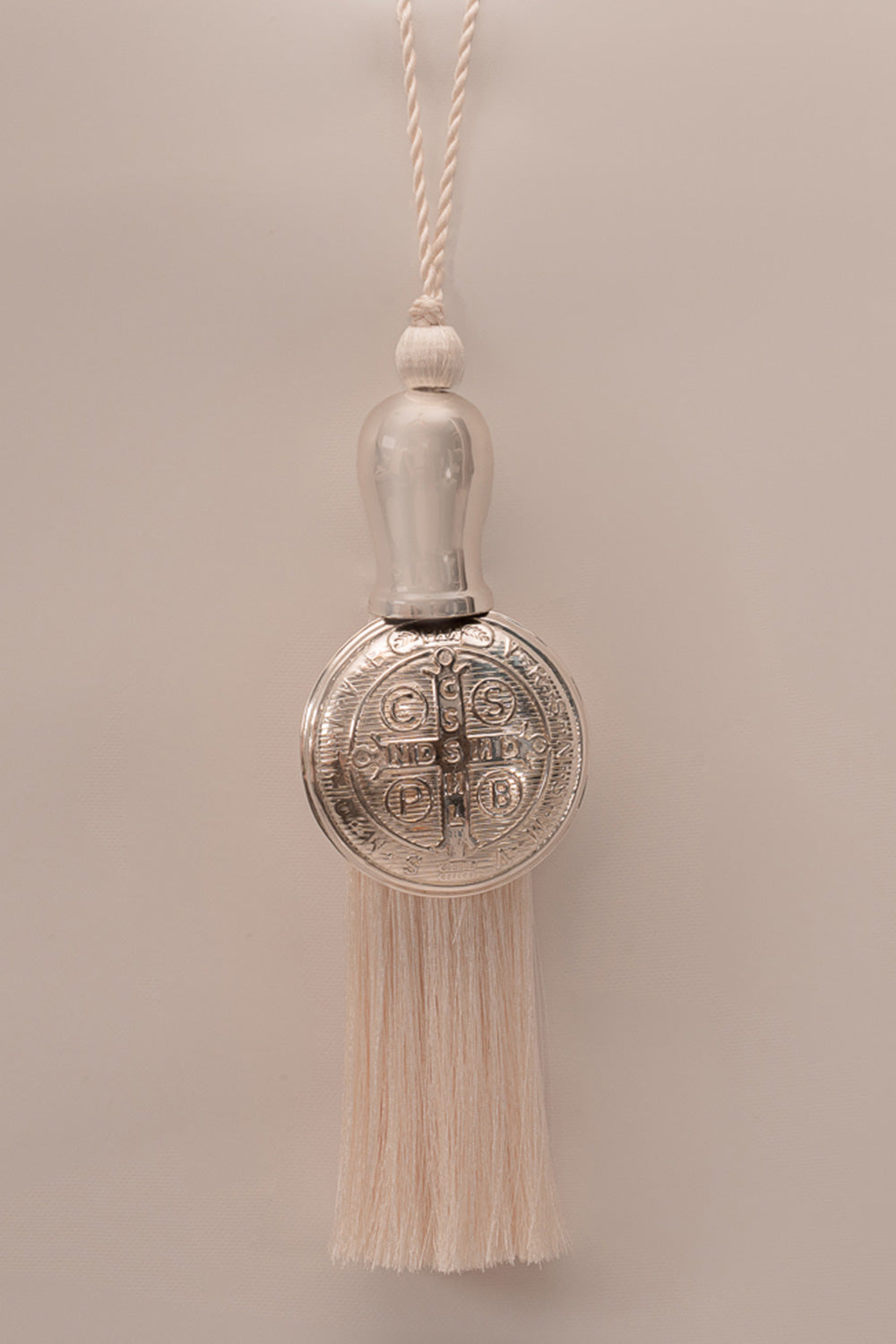 Medalla Religiosa Con Pompom Plateada De La Virgen De Guadalupe