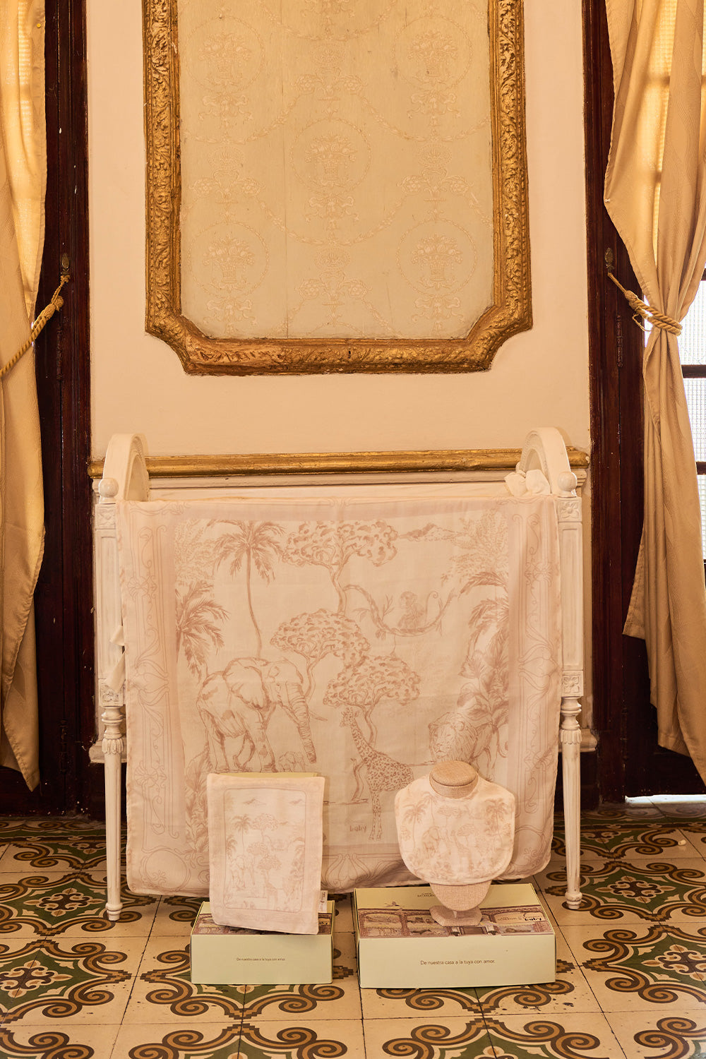 BABY ROYALE ANIMALS SWADDLE