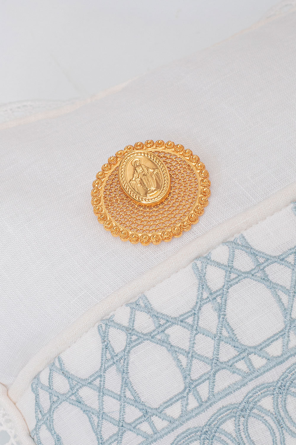 FILIGREE BABY AMEN BROOCH GOLD