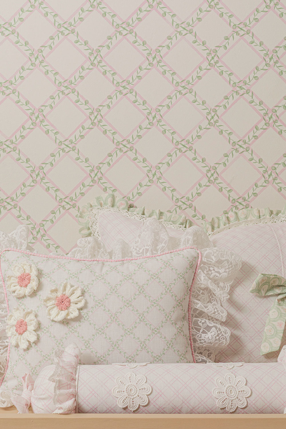 WALLPAPER TREILLAGE BABY ROSE