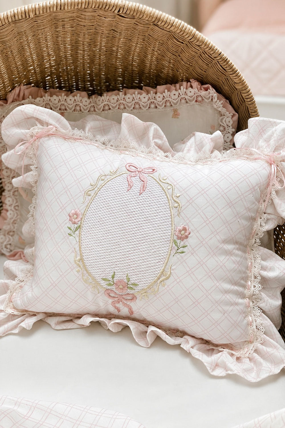 Cojín Picnic Lace para bebé en lino con bordado floral rosa