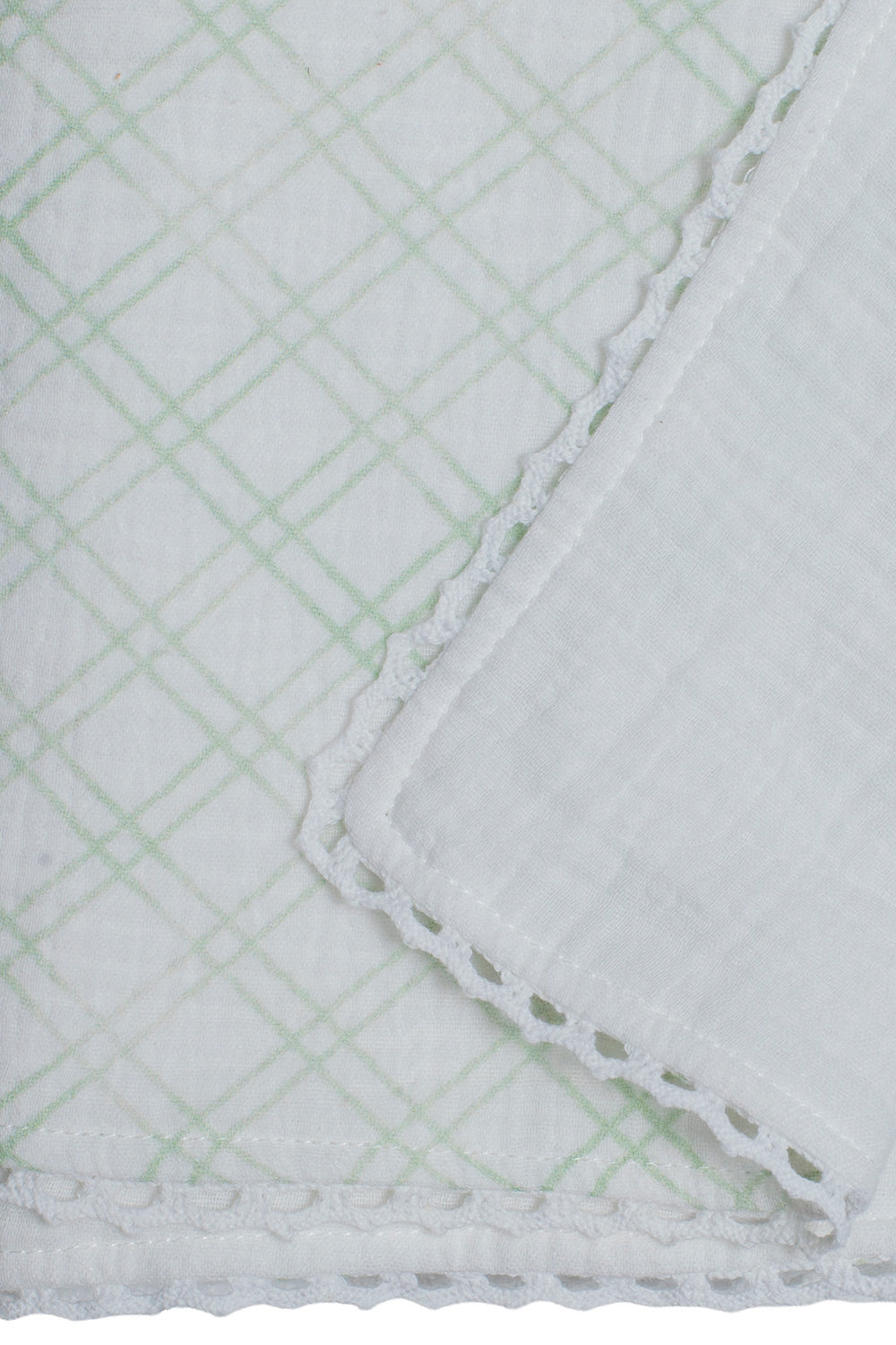 Detalle de la manta de muselina Baby Boy con tejido a cuadros y borde en crochet