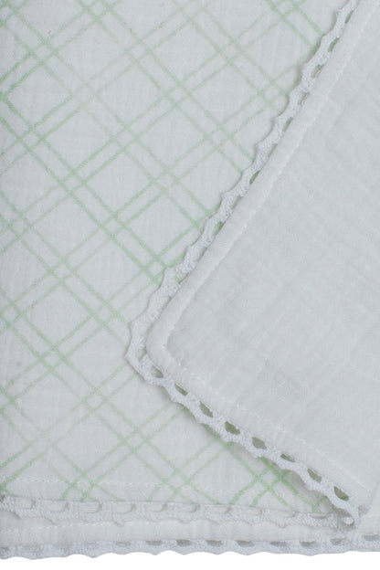 Detalle de la manta de muselina Baby Boy con tejido a cuadros y borde en crochet