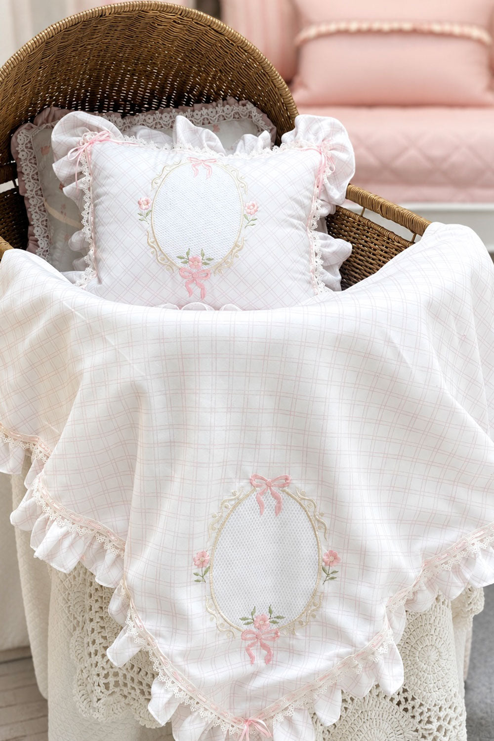 Set de toquilla y cojín Picnic Lace para bebé en lino con bordados rosados